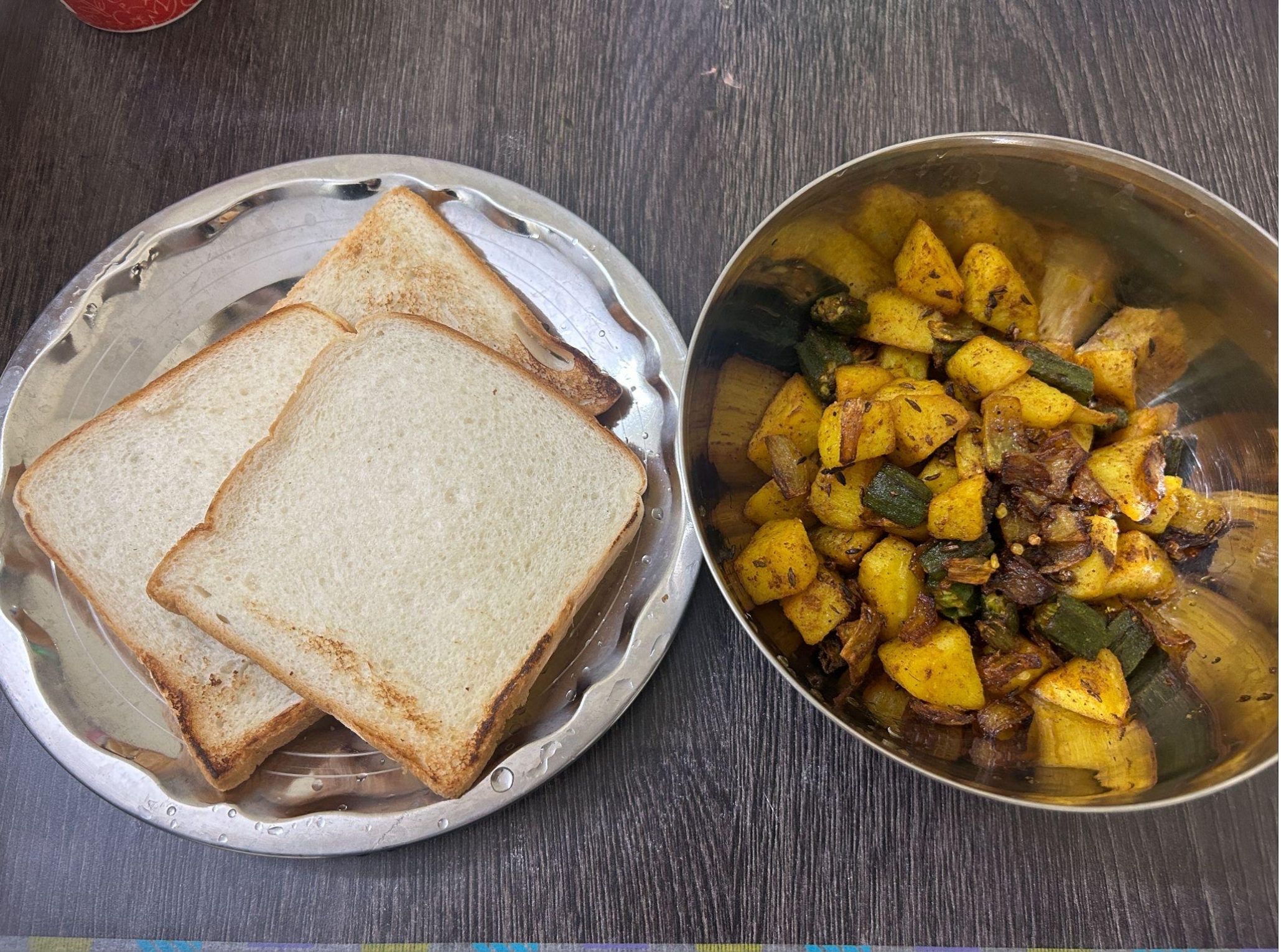 インドのスパイス料理とパン