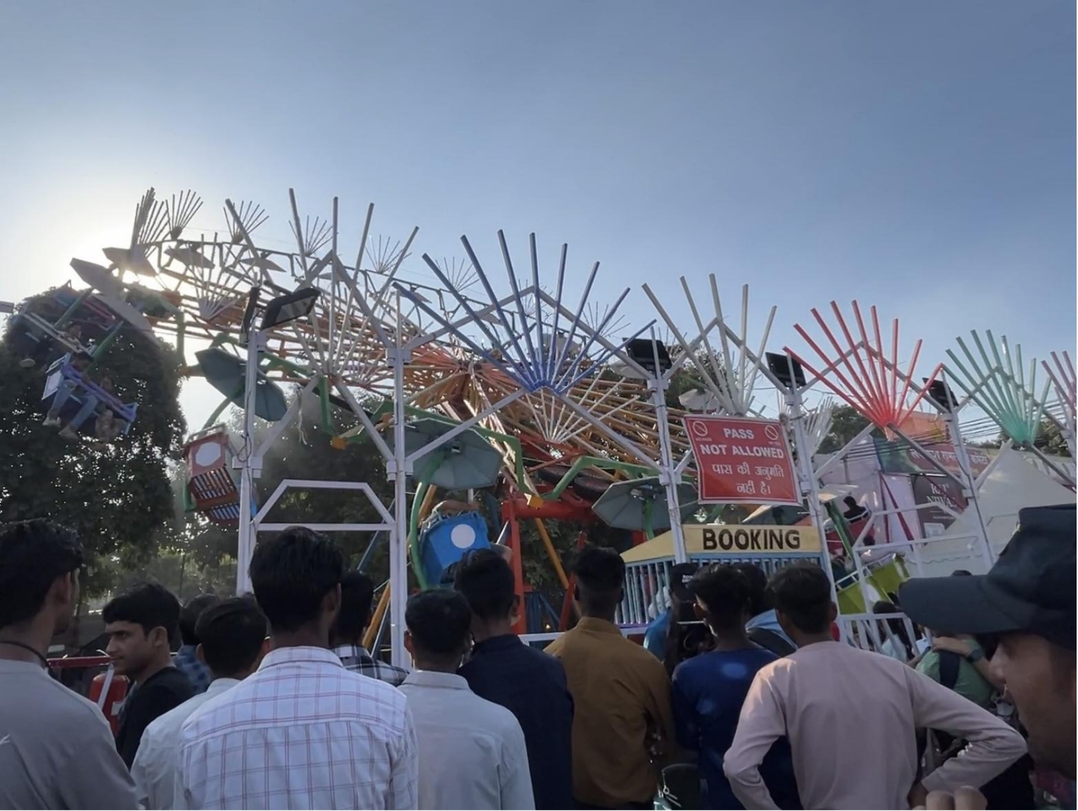 インドの特設遊園地の乗り物