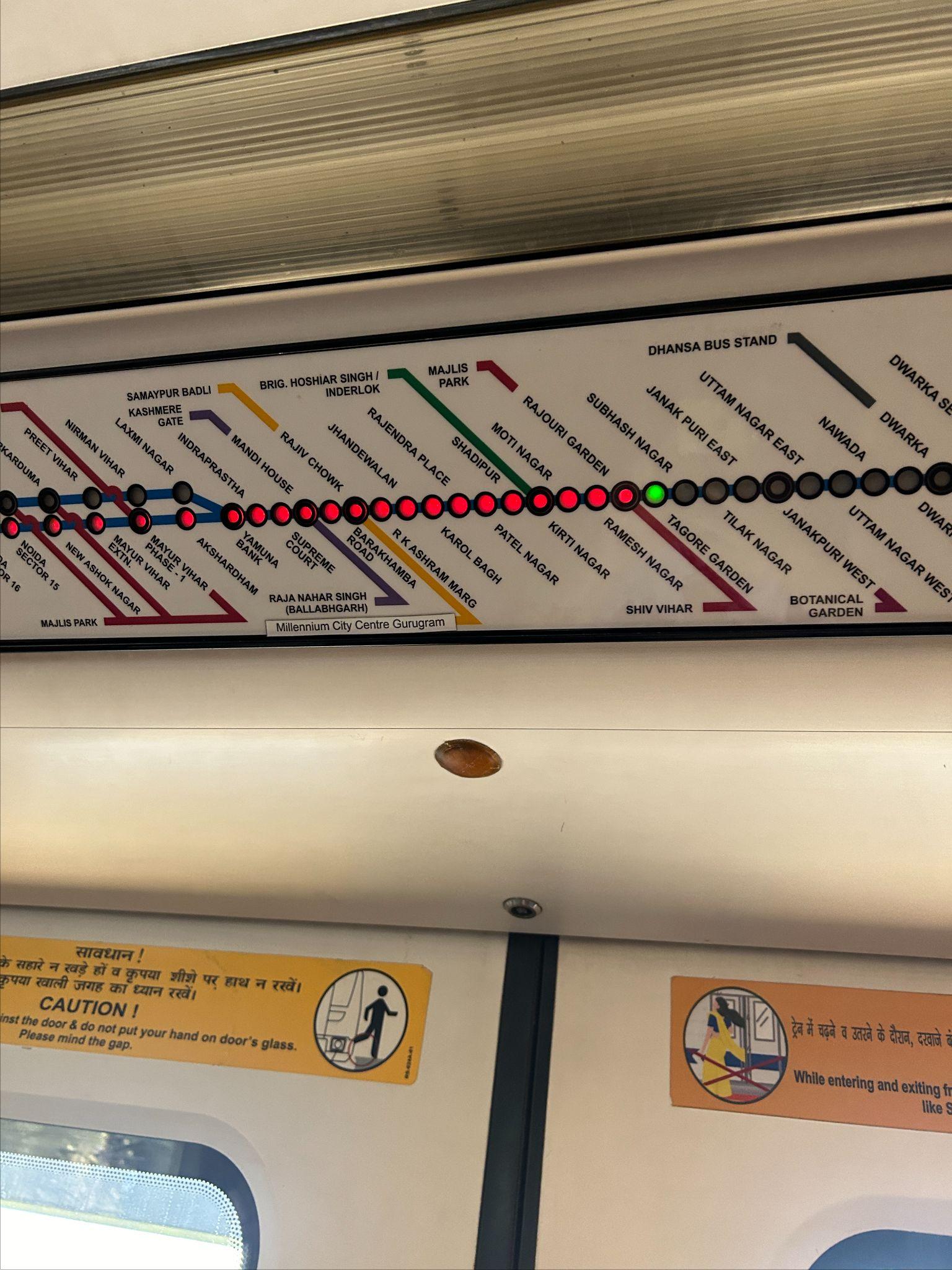 デリー・メトロの車内