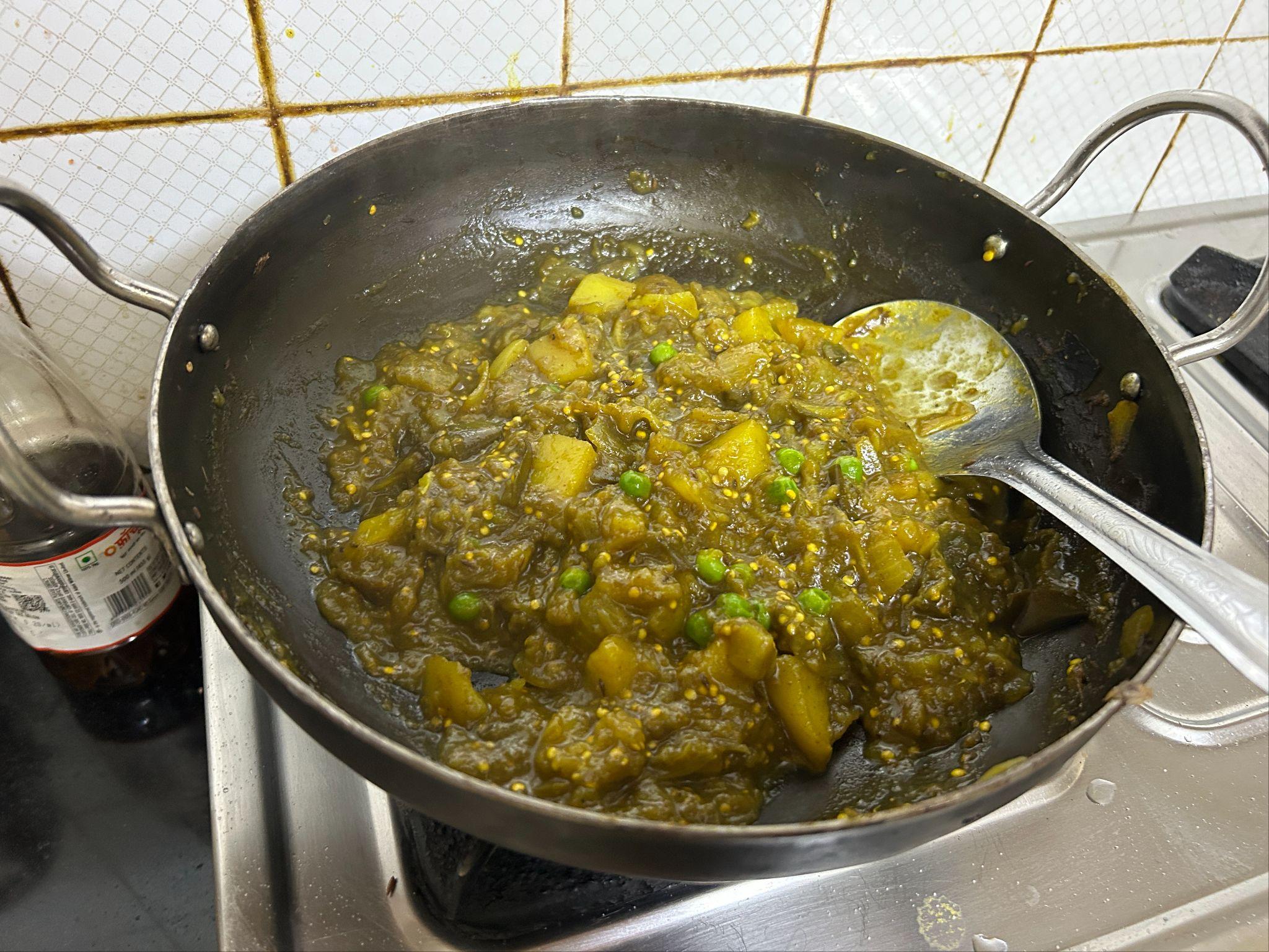 ナスのサブジーを作る様子