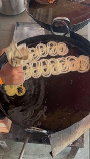 渦巻きに揚げたジャレビ